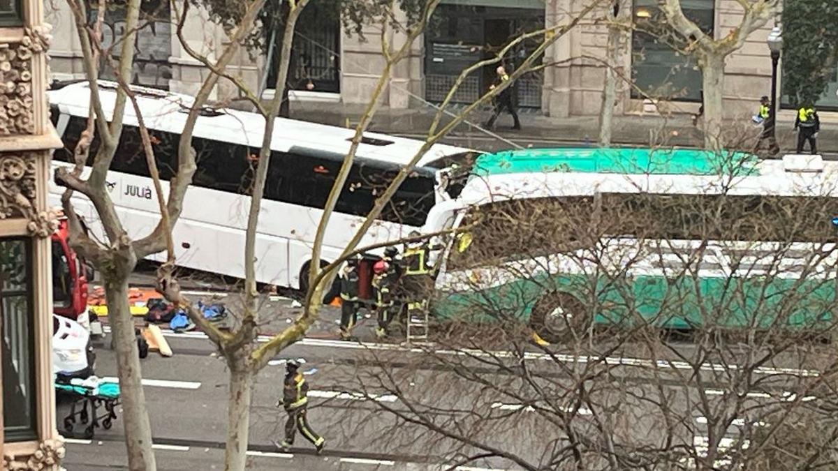 Más de 30 heridos en una colisión entre dos autocares en la avenida Diagonal de Barcelona