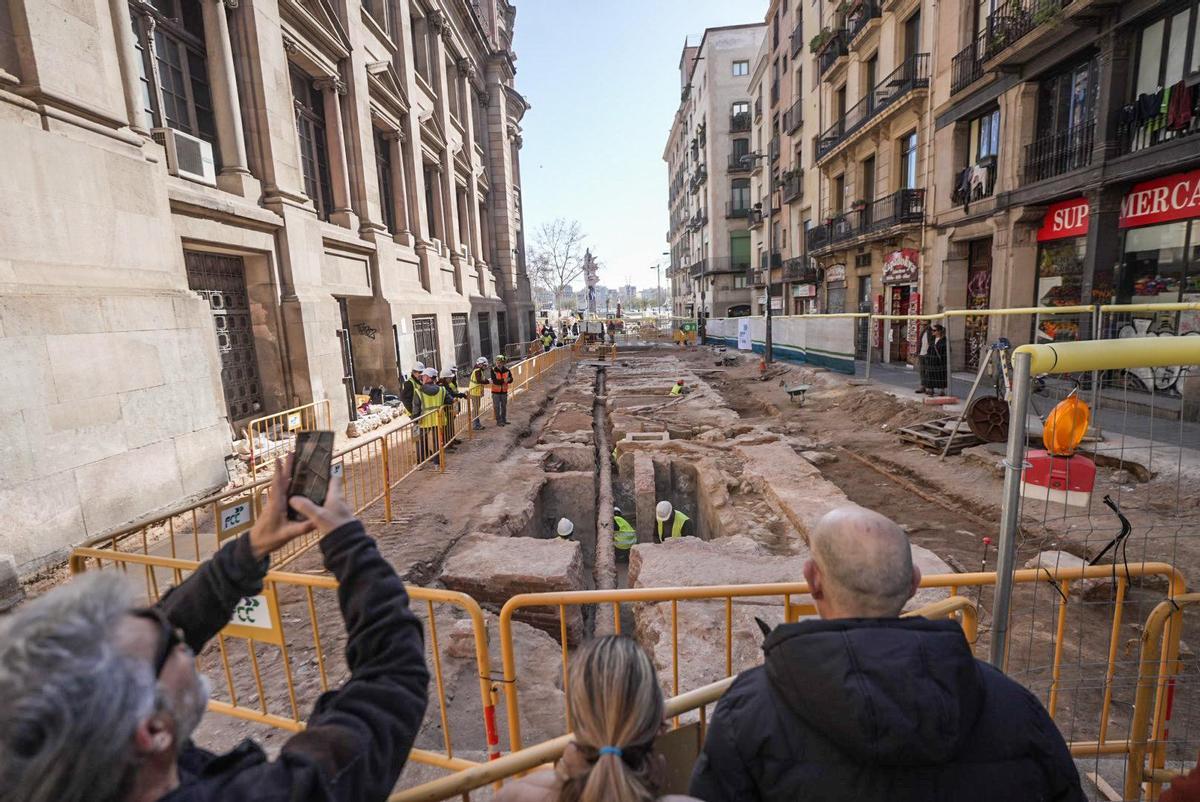 Des fouilles sur la rue Fusteria, à côté de Via Laietana, où des restes de maisons médiévales à Barcelone ont été trouvés.