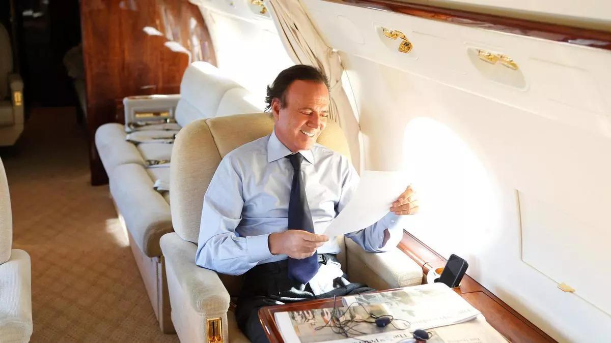 Fotografía de archivo de Julio Iglesias en su avión privado.