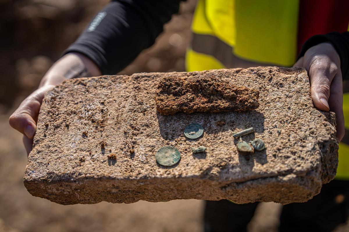Coins et autres vestiges trouvés dans le site exploré à Montjuïc, à Barcelone.