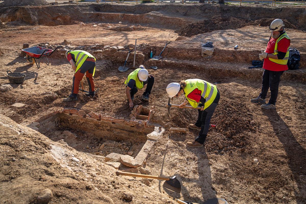 Les archéologues dans le fossé ouvert de Montjuïc en raison de l'extension de la nappe phréatique, à Barcelone.