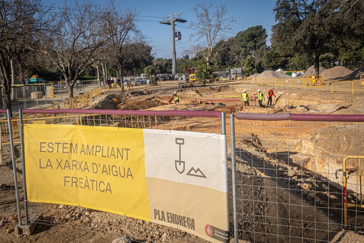 La tranchée ouverte par les travaux d'extension de la nappe phréatique de Montjuïc, où des restes archéologiques ont été localisés.