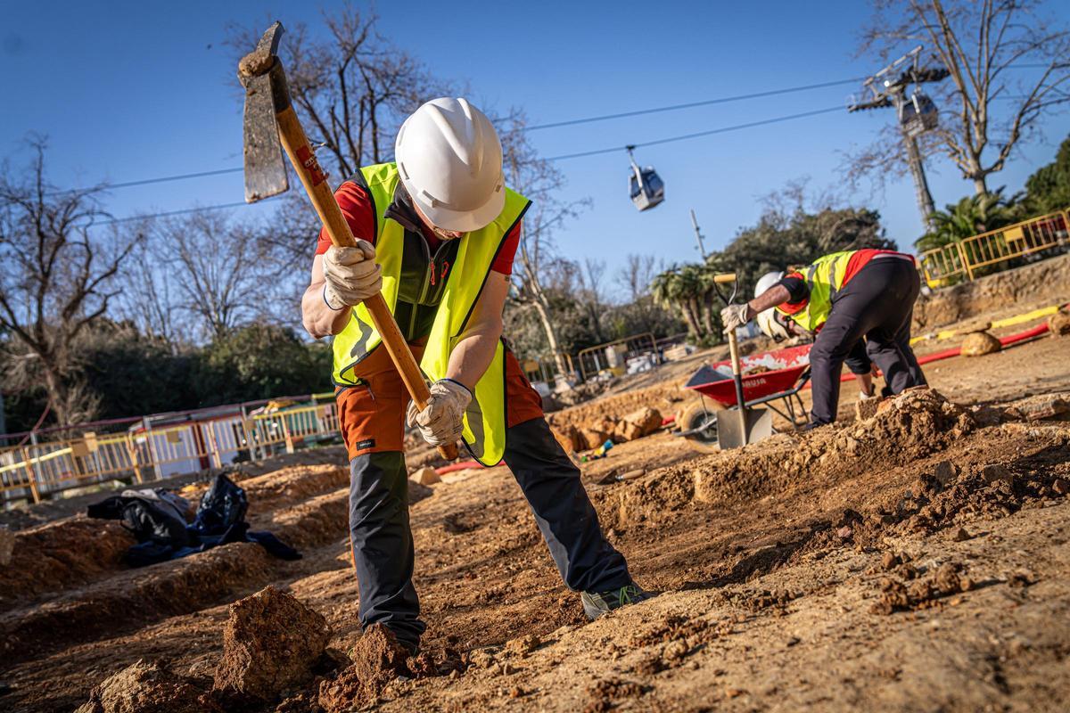 Un cava archéologue sur le site de Montjuïc, à Barcelone.