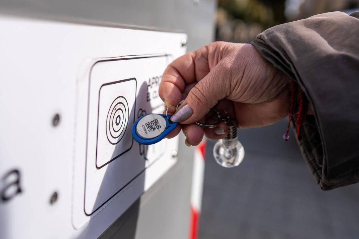Barcelone 03/01/2025 Barcelone. Josefa, voisine de Sant Andreu jette les ordures dans les contenants intelligents des ordures de Sant Andreu (seul le quartier où il y en a), détail de la zone où la carte / porte-clés approche pour s'ouvrir. Barcelone étudie comment implémenter des conteneurs de déchets intelligents. Photo zowy voeten