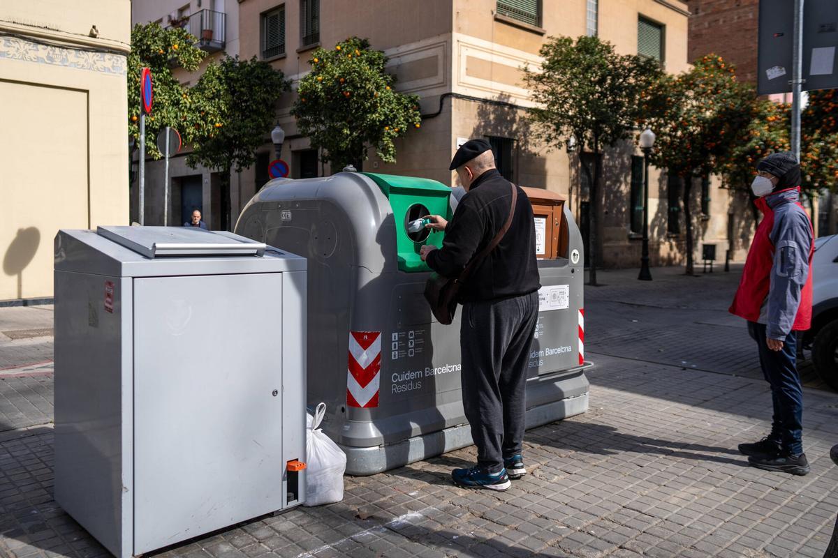 Barcelone 03/01/2025 Barcelone. Conteneurs de poubelles intelligentes dans Sant Andreu (seul quartier où il y en a), détail de la zone où la carte / le trousseau s'approche pour s'ouvrir. Barcelone étudie comment implémenter des conteneurs de déchets intelligents. Photo zowy voeten