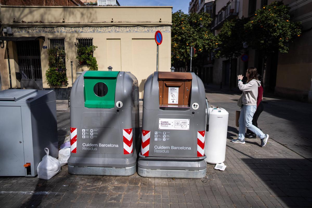 Barcelone 03/01/2025 Barcelone. Conteneurs de poubelles intelligentes dans Sant Andreu (seul quartier où il y en a), détail de la zone où la carte / le trousseau s'approche pour s'ouvrir. Barcelone étudie comment implémenter des conteneurs de déchets intelligents. Photo zowy voeten