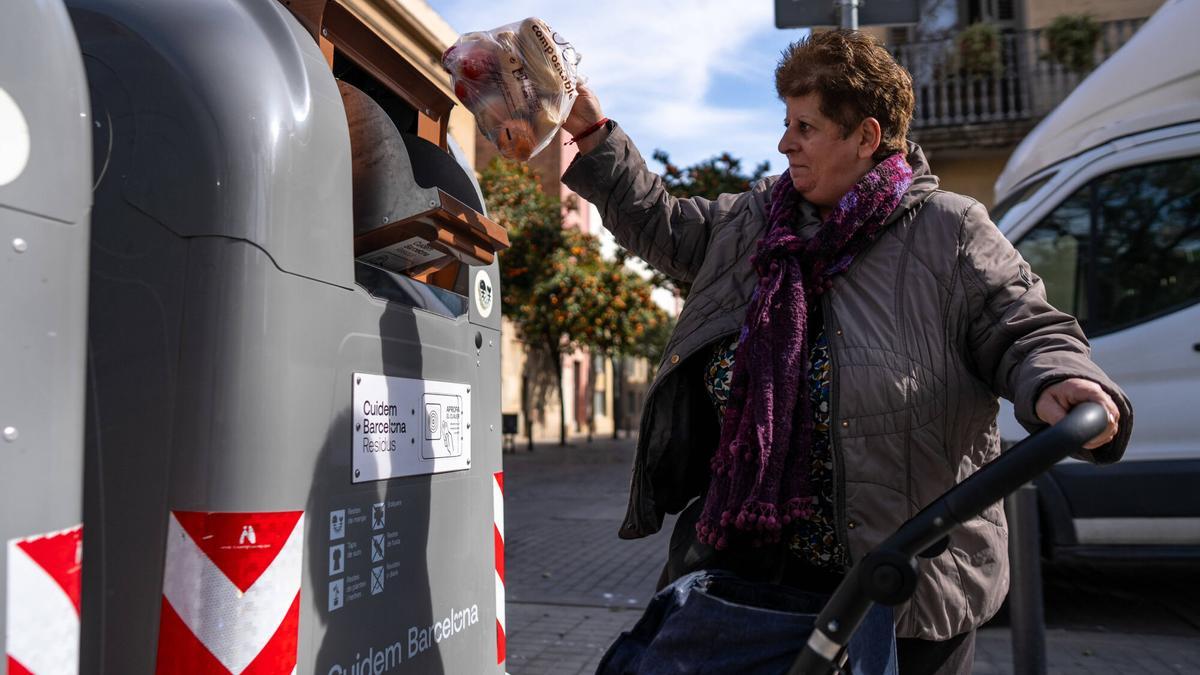 Josefa, vecina de Sant Andreu tira la basura en los contenedores de basura inteligentes.