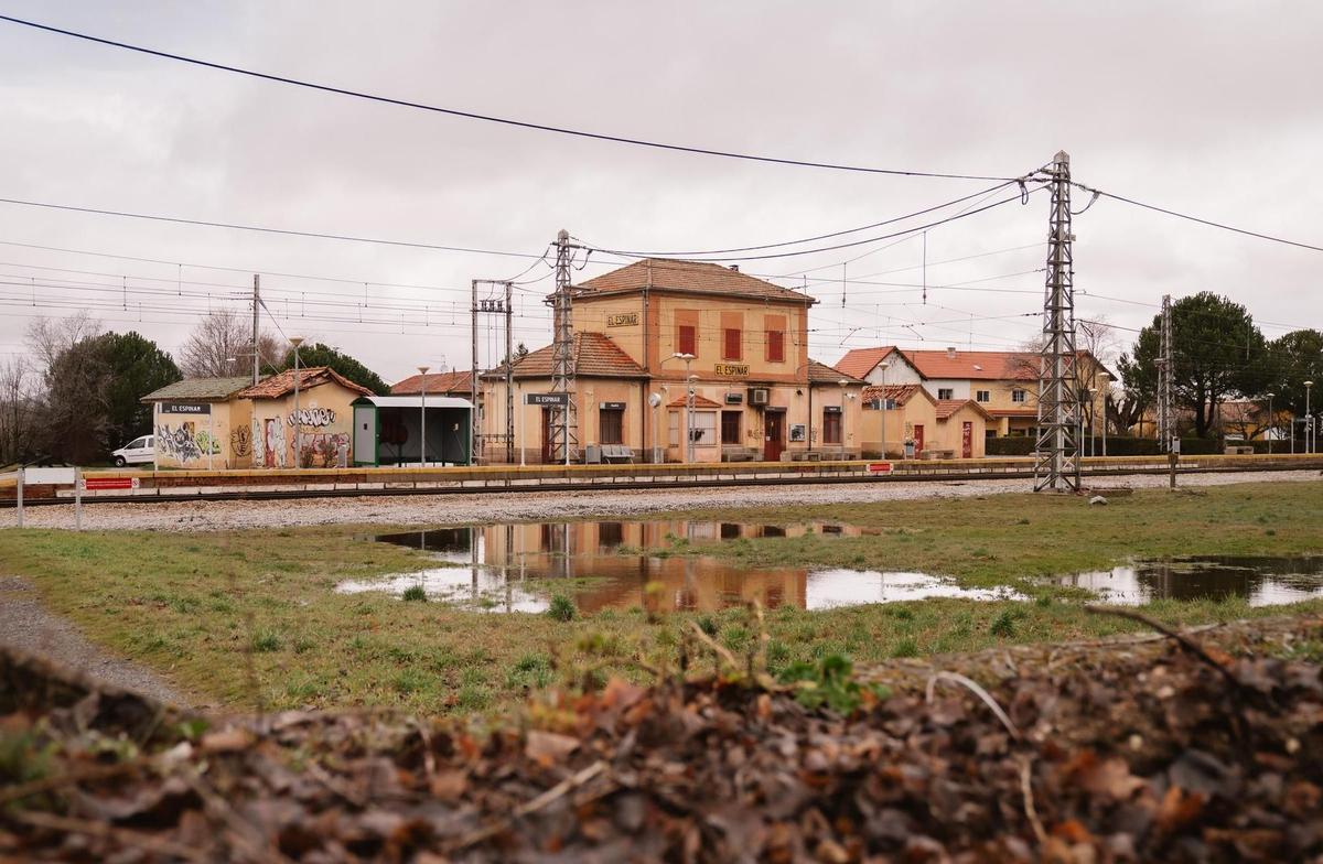 Plusieurs flaques d'eau devant la gare d'El Espinar, qui borde la ville.