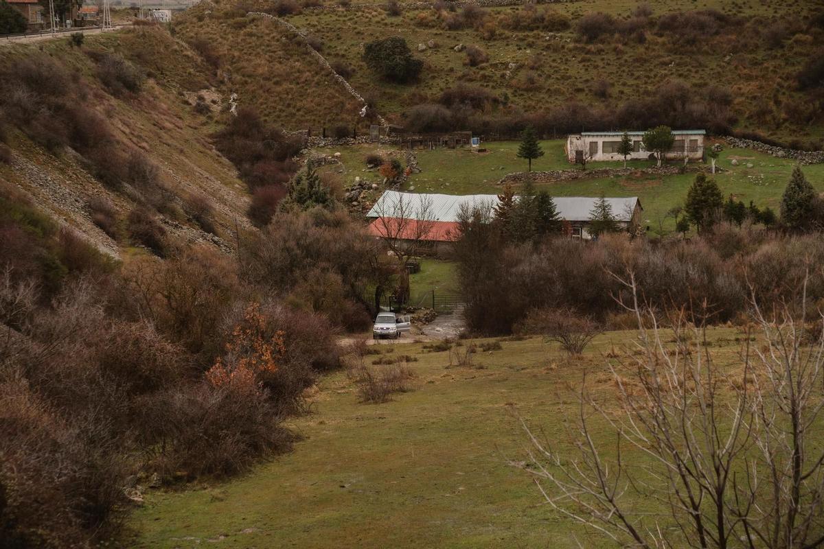 Vue de la gorge de la rivière Moros, à son arrivée au talus de la route de train, dans la municipalité de la station El Espinar.