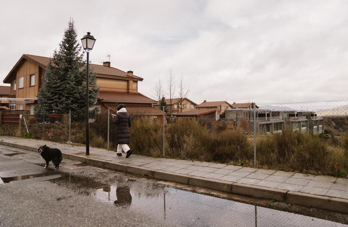 Une femme marche près de l'urbanisation de Bellavista, la zone de la station El Espinar où l'eau pourrait atteindre le barrage.