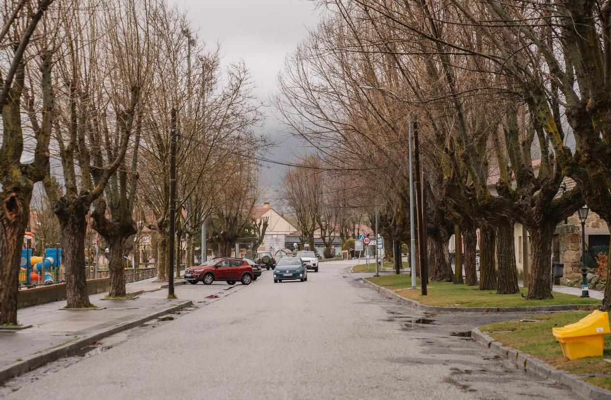Vue de la rue principale de la gare d'El Espinar, à Ségovia, où il y a un protocole d'urgence dans le cas où l'écran du réservoir El Tejo s'effondre.