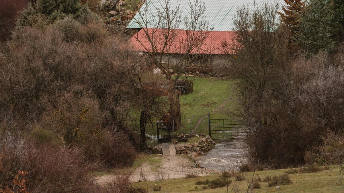Vista del río Moros a su llegada al terraplén de la vía del tren en La Estación de El Espinar, uno de los puntos problemáticos en caso del colapso de la pantalla del embalse de El Tejo.