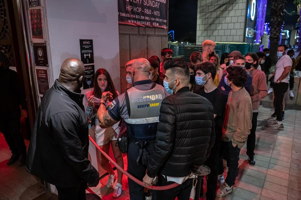 Les jeunes entrent dans une discothèque du Paseo Marítimo de Barcelone peu de temps après que les locaux de loisirs ont été autorisés à s'ouvrir après le confinement.
