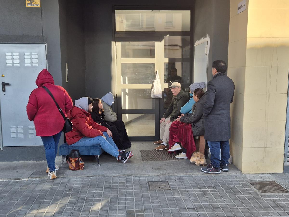 Des voisins ont été stationnés contre l'occupation d'un appartement à Badalona.