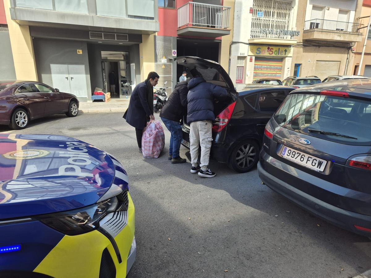Les conseillers municipaux portent les affaires d'Olga avant de quitter le sol qu'il avait occupé à Badalona.