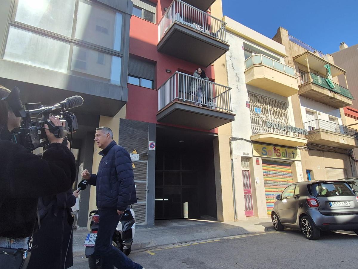 Le maire de Badalona, ​​Xavier García Albiol et Olga, a jeté un coup d'œil dans le balcon de la maison qu'il avait occupé.