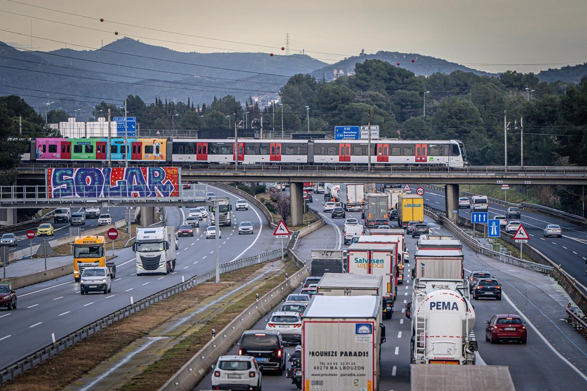 L'AP-7, à la hauteur de Sant Cugat, plein de camions, à l'époque l'autoroute traverse la ligne FGC qui va à Sabadell