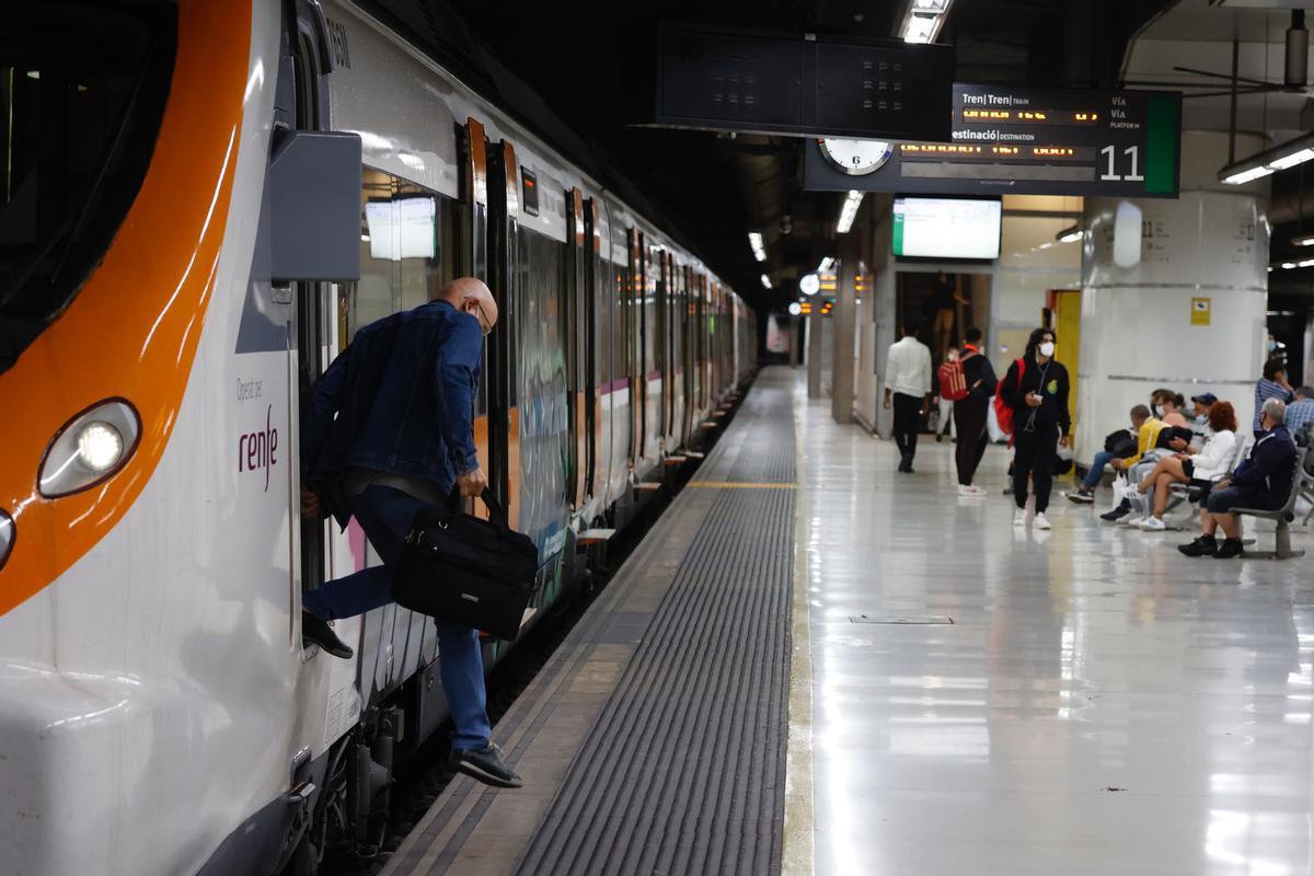 Un machiniste d'un train Rodalies quitte le convoi après avoir accompli sa journée de travail à Sants