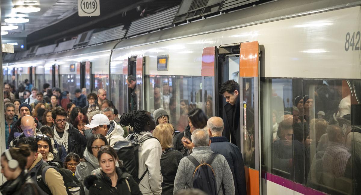 Les passagers de Rodalies à la gare de Catalunya affectés tôt le matin par certains incidents après l'annulation de la grève de Renfe. Photographie de Jordi Cotrina