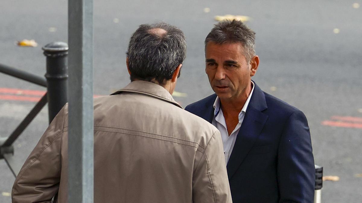 Luis Alberto Escolano, l'un des trois partenaires de Víctor de Aldama, à son arrivée à la Cour nationale le 11 novembre.