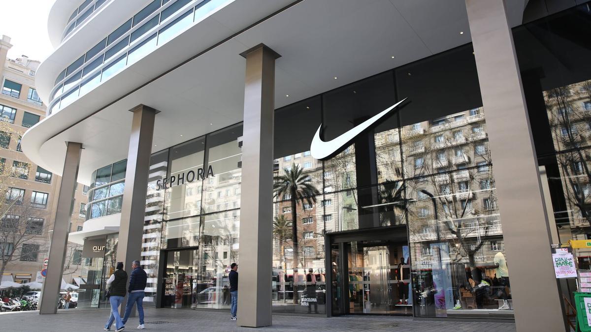 Nueva tienda de Nike en los bajos del edificio Aura, que antes ocupó el El Corte Inglés de Francesc Macià..