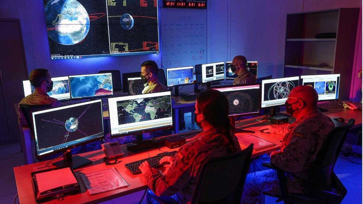 Militares del Mando del Espacio en el Centro de Operaciones y Vigilancia Espacial del Ejército del Aire