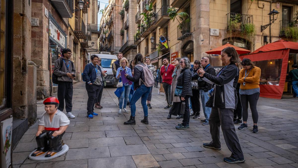 Un grupo turístico en la Baixada de la Llibreteria, en el Gòtic, en Barcelona.