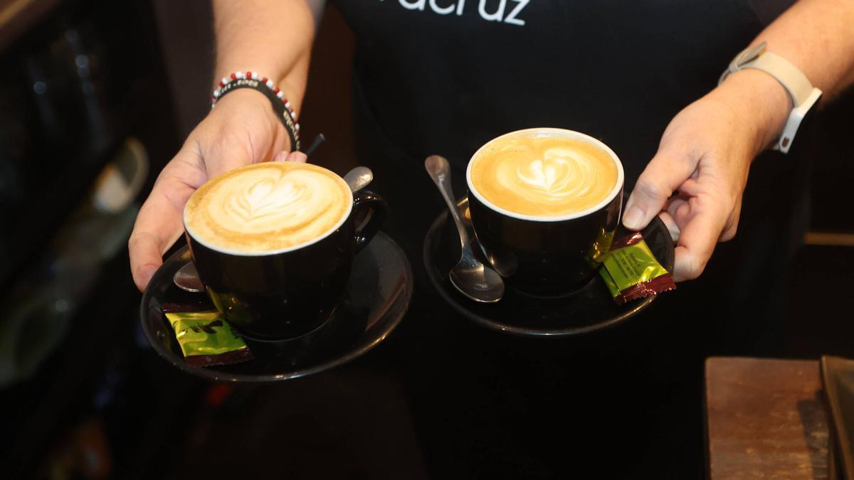 Baristas haciendo un café.