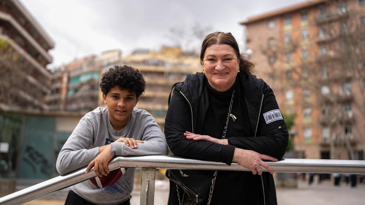 Mónica Berdún y su hijo Àlex Djalo, un niño de 11 años con altas capacidades.