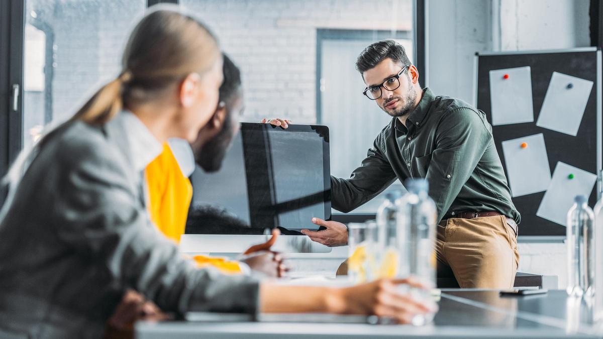 Persona trabajando reunión