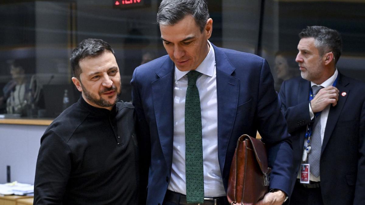 El presidente del Gobierno, Pedro Sánchez, y el presidente de Ucrania, Volodimir Zelenski, conversan antes de la última reunión extraordinaria del Consejo Europeo.