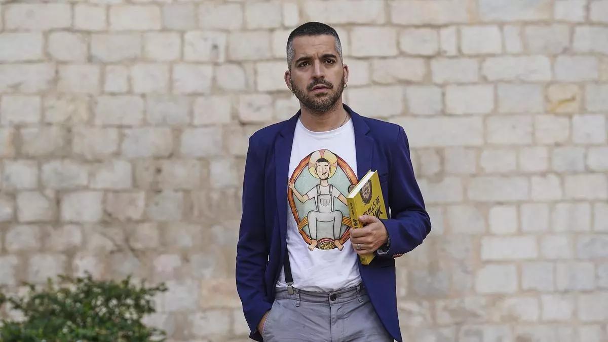 Inarejos, con su libro y con una camiseta románica.