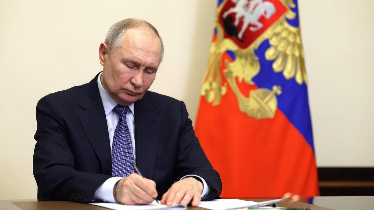 Archivo - El presidente ruso, Vladimir Putin, toma notas durante una videoconferencia en Moscú.