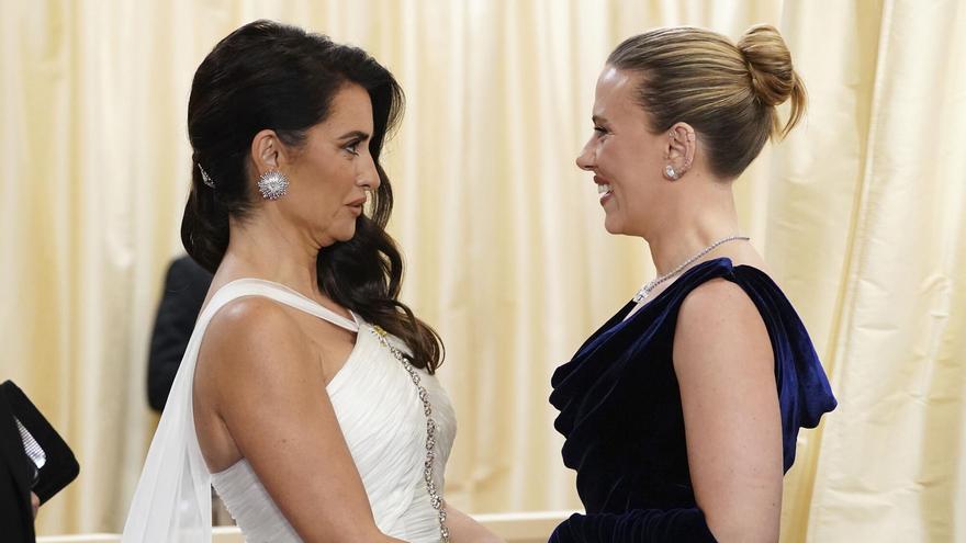 Penélope Cruz y Scarlett Johansson durante la ceremonia de los premios Oscar