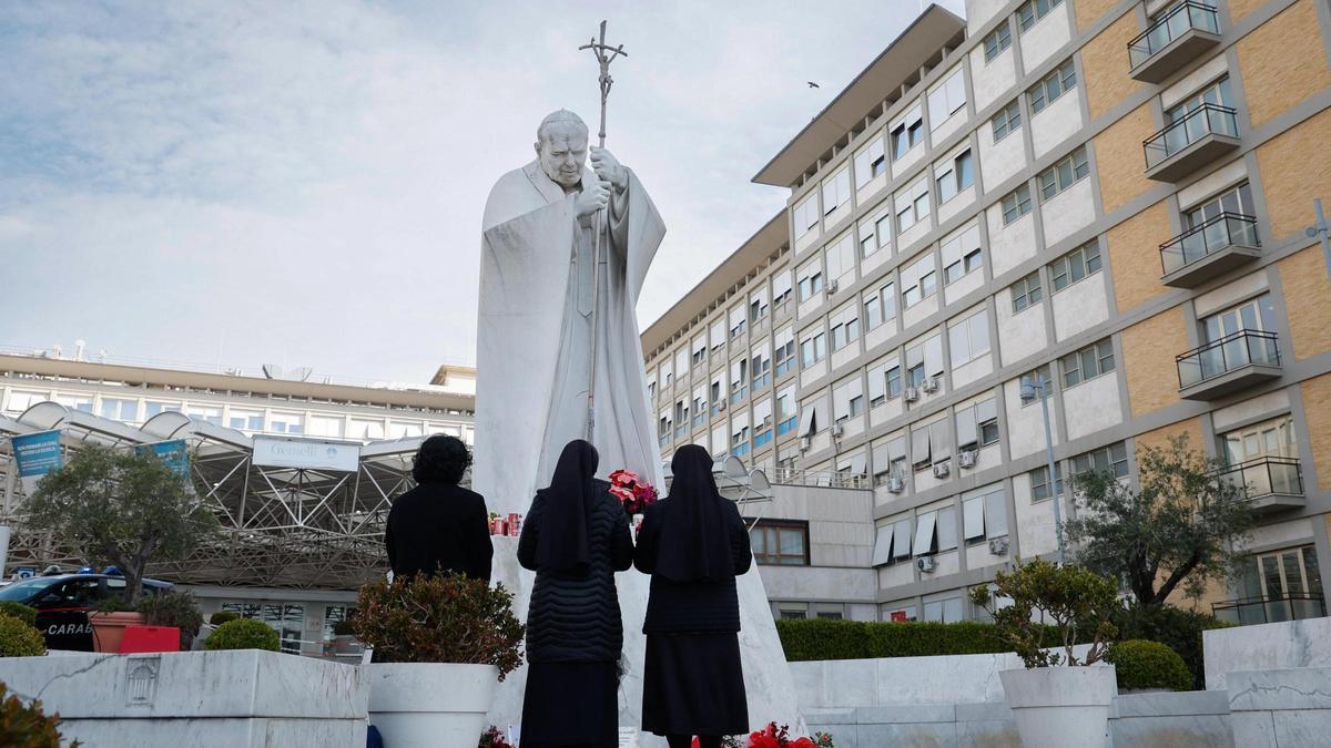 El papa pasó una noche tranquila y descansó tras su crisis respiratoria