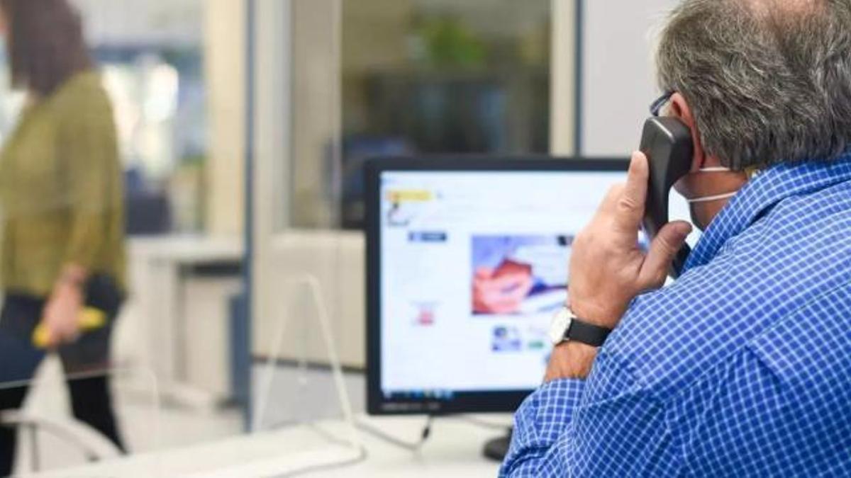 Un funcionario atiende una llamada, en una imagen de archivo