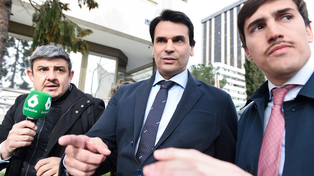 Alberto Gonzalez Amador, en el centro.