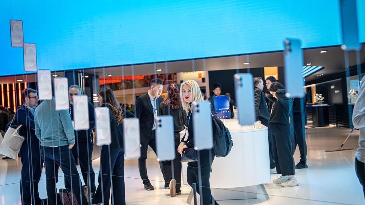 Barcelona 04/03/2025 Barcelona. Ambiente lleno en el MWC, durante el segundo dia. AUTOR: MANU MITRU