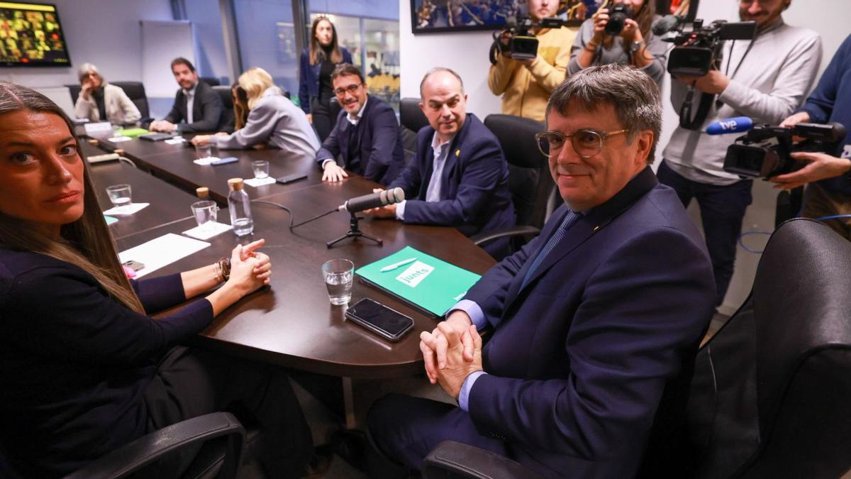 Carles Puigdemont (derecha), reunido con la cúpula de Junts en Bruselas