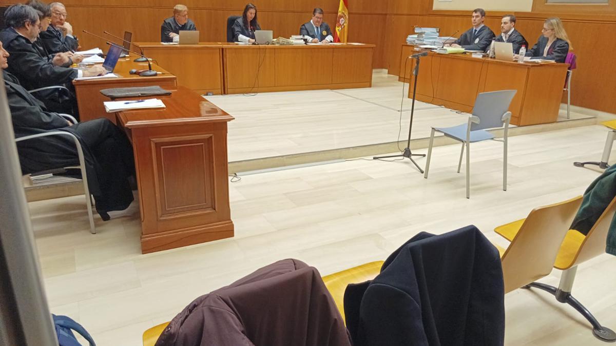 Los acusados dejaron sus chaquetas colgadas en las sillas de la sala de juicio y se apartaron para que no se les reconociera.