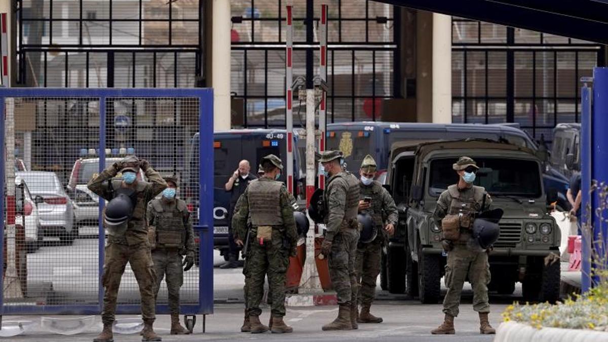 Militares españoles patrullan en la frontera del Tarajal de Ceuta