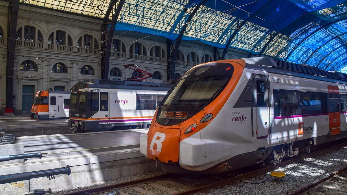 Trenes de Rodalies en la estación de Francia de Barcelona