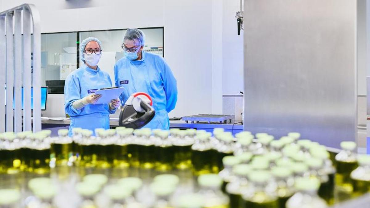Dos trabajadores observan bolsas de albúmina (plasma sanguíneo) en las instalaciones de Grifols, una gran exportadora a Estados Unidos