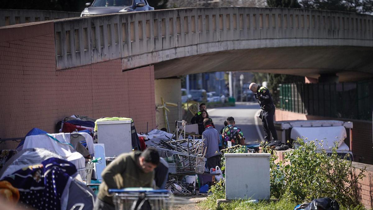 Crece un campamento de personas sin hogar junto a la Ronda Litoral