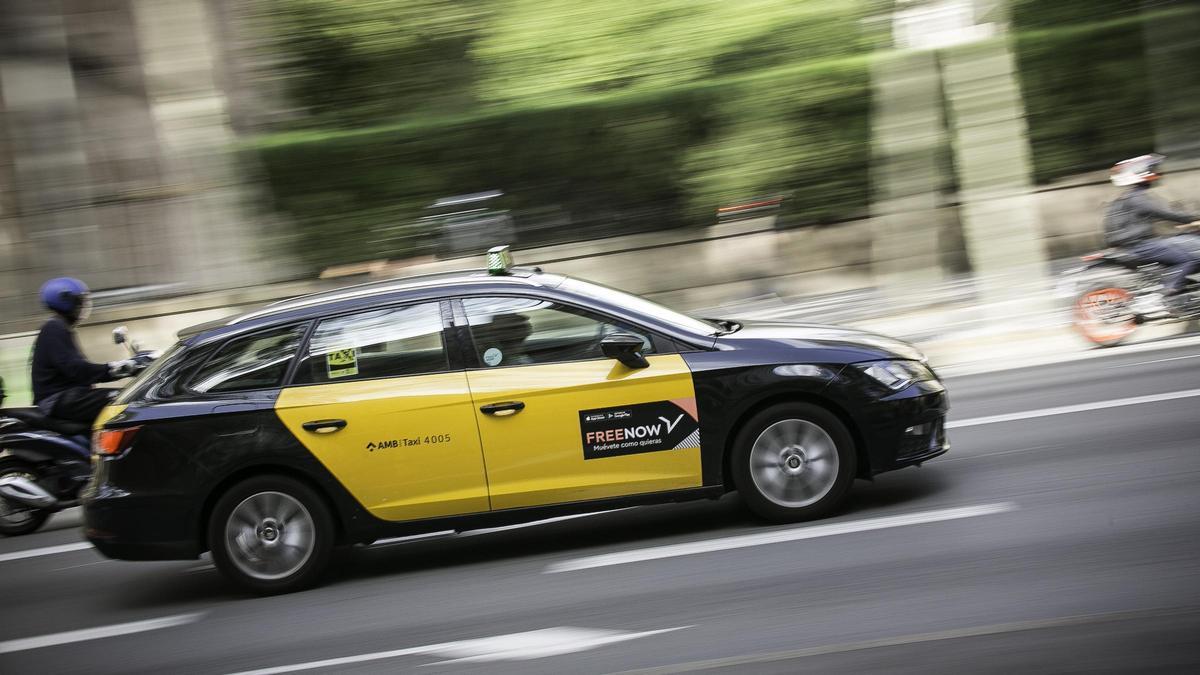 Un taxi circula por Barcelona.