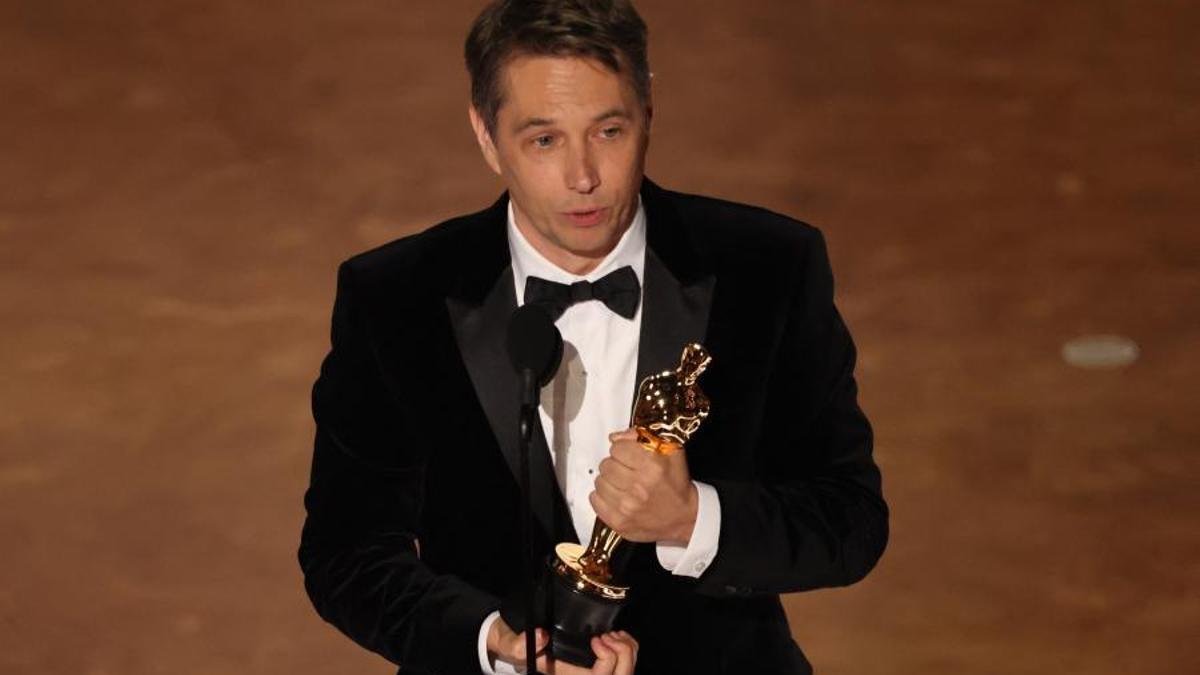 Sean Baker acepta el Oscar al Mejor Guion Original por "Anora" durante la gala de los Oscar
