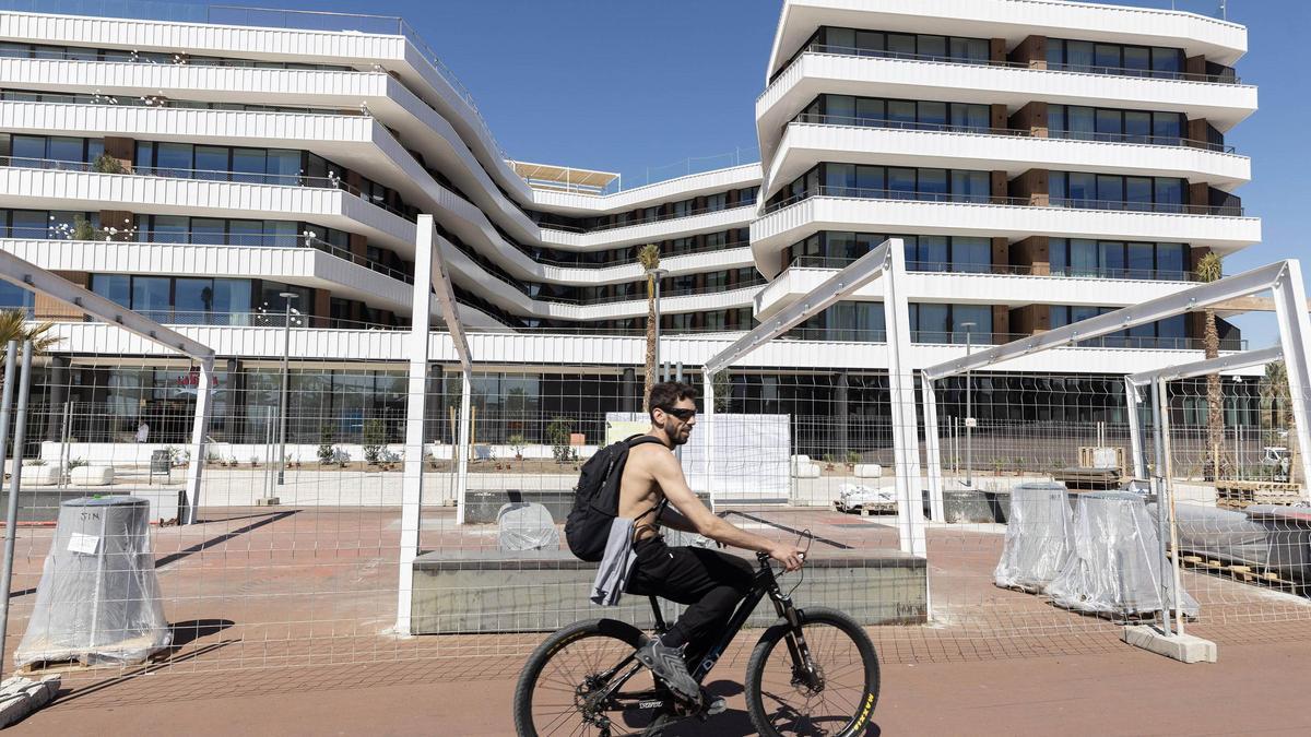 Así es el nuevo macro hotel de lujo SLS Barcelona frente al Port Fòrum.