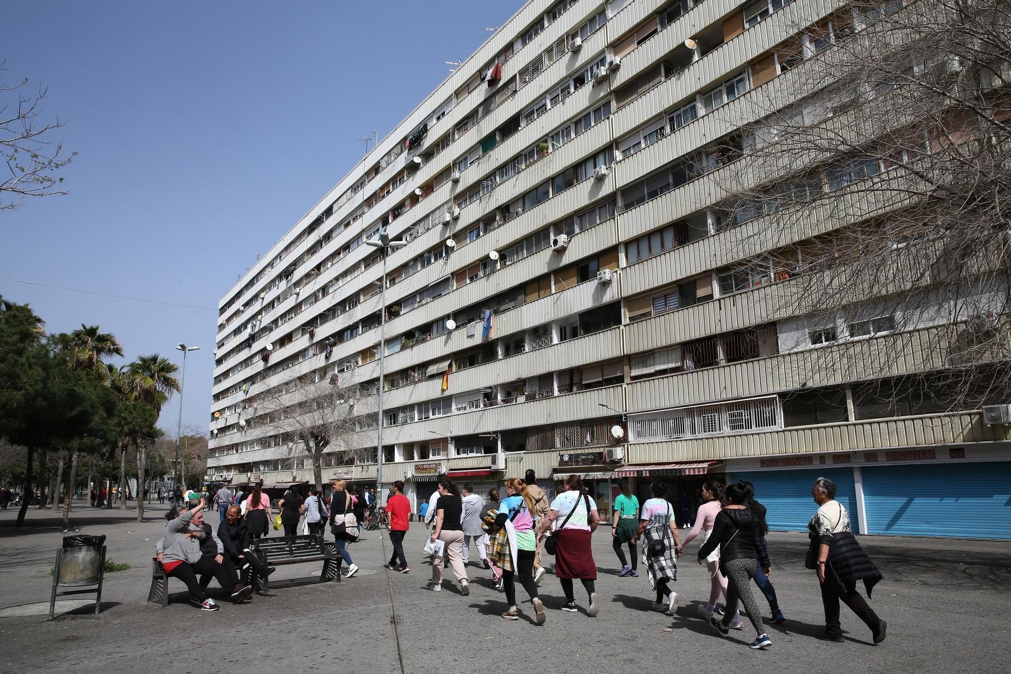 Vecinos de La Mina, ante el bloque de la calle Llevant, en Sant Adrià de Besòs.