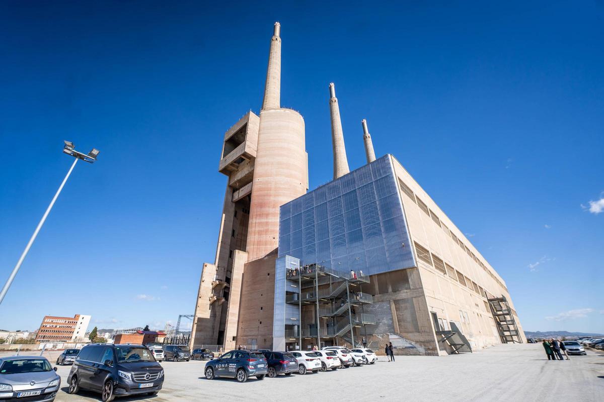 Le navire Turbinas, qui sera le futur siège social de la ville de médias audiovisuelle de la «hub», ainsi que les trois xéméneies, à Sant Adrià.