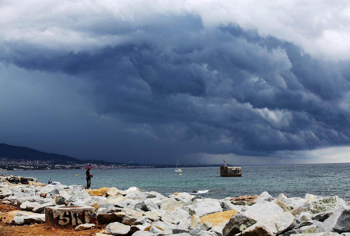 Un vestige au milieu de la mer de l'installation de la centrale thermique qui est entrée dans la mer, à Sant Adrià de Besòs.